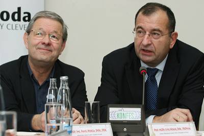 Dva z držitelů českých hlav. Vlevo chemik Pavel Hobza, vpravo psychiatr Cyril Höschl.